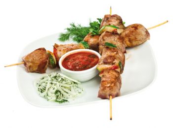 Brochetas a la cerveza con chutney de tomate