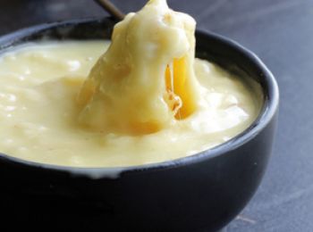Fondue con guinnes y queso cheddar