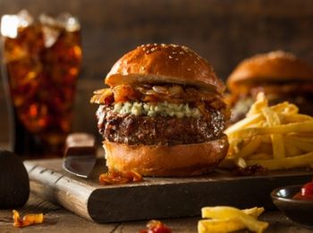 Hamburguesas de ternera con alcachofas y cebollas al vino tinto