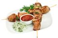 Brochetas a la cerveza con chutney de tomate