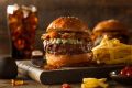 Hamburguesas de ternera con alcachofas y cebollas al vino tinto